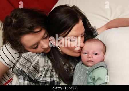 Mamma e figlia adolescente e 5 settimane bambino Foto Stock