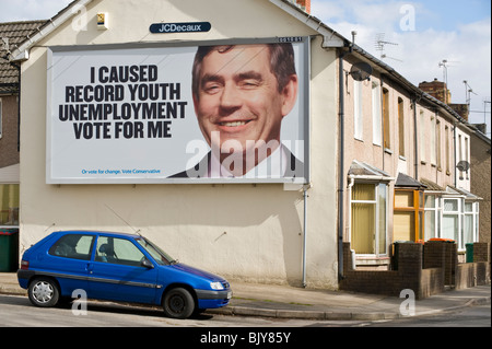 Partito conservatore 2010 elezione generale 48 fogli affissioni poster con Gordon Brown al sito JCDecaux sulla fine della casa a schiera a Newport South Wales UK Foto Stock