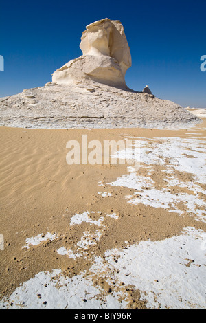 Inselburgs con circostante sabbia ondulata, in condizioni di luce solare intensa,Bianco Deserto, Farafra, Egitto, Nord Africa Foto Stock