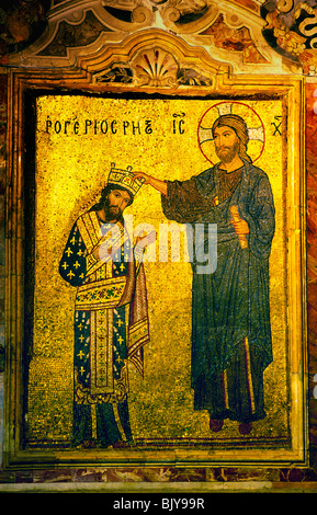 Mosaico di Gesù Cristo a coronamento di re Ruggero la seconda nella chiesa della Martorana nella città di Palermo, Sicilia, Italia Foto Stock