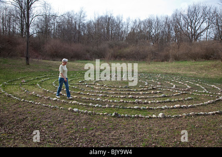 Donna cammina nel labirinto di meditazione Foto Stock