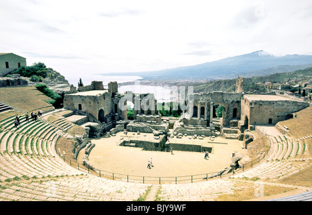 Taormina, in Sicilia. Dall'antico teatro Greco di Taormina sulla Baia di Naxos ed il Monte Etna. Italia Foto Stock