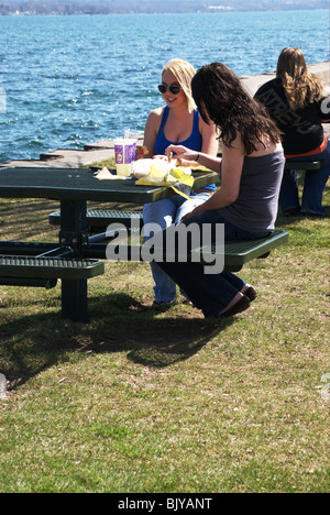 Studenti del college godetevi il pranzo al Lago Canandaigua Pier, uno dei Finger Lakes nello Stato di New York. Foto Stock