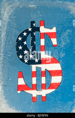 A stelle e strisce segno dollaro incastrata nel ghiaccio con sfondo blu Foto Stock