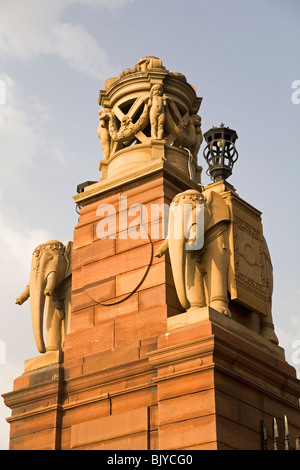 Elefante ornati pilastri circondano la Herbert Baker progettato Segretariato Building a New Delhi, India Foto Stock