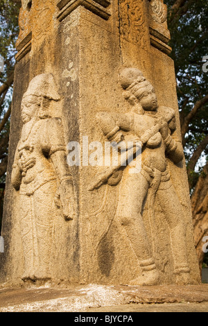 Ballerino indiano e lettore veena figure scolpite sono alla base di un pilastro all'Basavanagudi Bull Tempio a Bangalore in India. Foto Stock