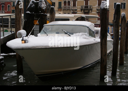 Venezia nella neve - taxi acquei, Canal Grande Foto Stock