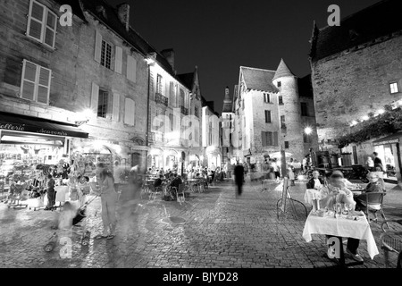 La trafficata cittadina medievale di Sarlat di notte, Dordogne, Francia. Foto Stock