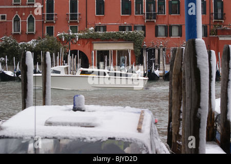 Venezia nella neve - taxi acqueo, Canal Grande Foto Stock