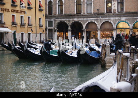 Venezia nella neve - gondole, Bacino Orsoleo Foto Stock