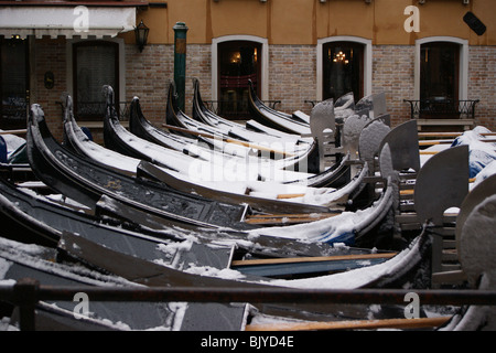 Venezia nella neve - gondole, Bacino Orsoleo Foto Stock