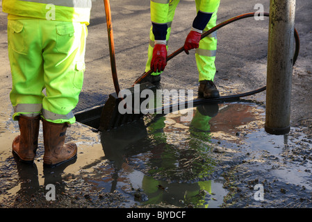 Il Consiglio è responsabile per il drenaggio di acqua di superficie da adottato autostrade. Il bitume, la salute e la sicurezza Foto Stock