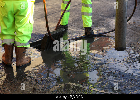 Il Consiglio è responsabile per il drenaggio di acqua di superficie da adottato autostrade. Bitume . Foto Stock