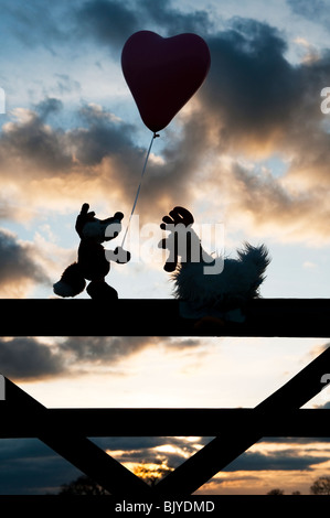 Fox e pollo silhouette di amicizia Foto Stock