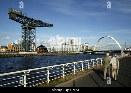 Stobcross gru / Finnieston gru / Clydeport gru, Clyde Arc Bridge, Pacific Quay, sul fiume Clyde, Glasgow, Scozia Foto Stock