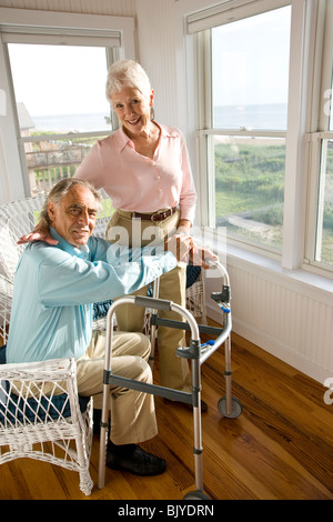 Coppia senior di trascorrere del tempo in veranda della casa Foto Stock