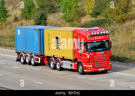 M25 Autostrada camion e rimorchio caricato con contenitori Foto Stock