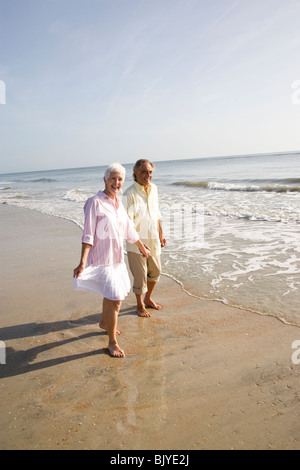 Coppia senior avendo divertimento scorazzare nel surf Foto Stock