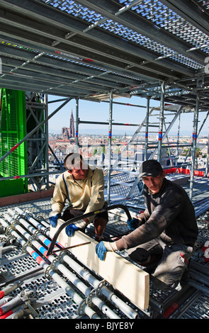 SCAFFOLDERS su San Paolo Chiesa SITO DI RINNOVAMENTO STRASBURGO Alsace Francia Europa Foto Stock