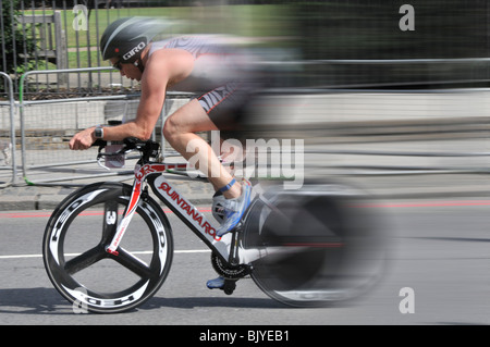 Ciclo di corse su strada sulle pubbliche strade chiuse al traffico normale Altered digitalmente per dare maggior risalto a velocità Foto Stock