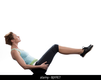 Donna paripurna navasana barca yoga posa su addominali postura di allenamento su sfondo bianco Foto Stock