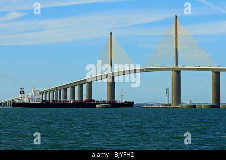 Una nave che passa sotto il sunshine skyway bridge in Tampa Bay Florida USA Foto Stock