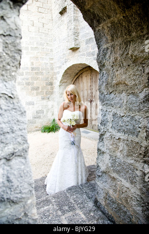 Vista del giovane sposa attraverso arcata in pietra Foto Stock