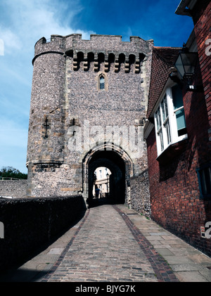 Lewes Castle, East Sussex: 12esimo secolo Gateway Barbican Foto Stock