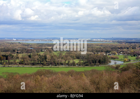 Vista dalla RAF Memorial al Fiume Tamigi da Cooper's Hill a Englefield Green, vicino a Windsor, Berkshire, Inghilterra, Regno Unito. Foto Stock