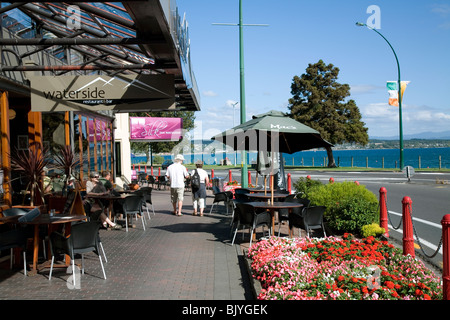Il perfettamente curati e visitatore accogliente città di Taupo adagiata sulle rive del volcanically formato il lago Taupo, Nuova Zelanda Foto Stock