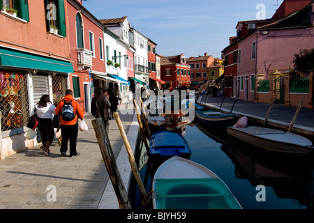 Burano, Italia la strada principale (Calle Galuppi) lungo il canale Foto Stock