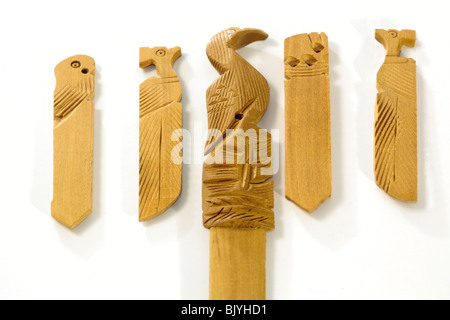 Legno scolpito graffette contro uno sfondo bianco Foto Stock