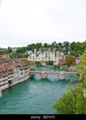 Edifici e ponte lungo il fiume Aare a Berna, Svizzera Foto Stock
