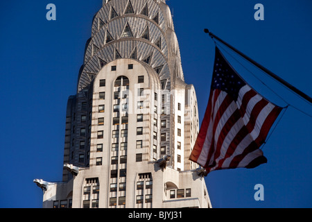 Bandiera americana vola sulla 42nd Street sotto il Chrysler Building di New York City STATI UNITI D'AMERICA Foto Stock
