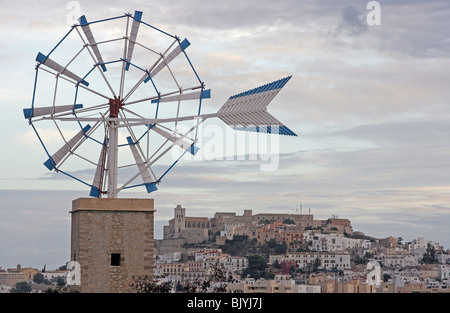 Il mulino a vento tipico delle Isole Baleari di fronte alla città vecchia di Ibiza, Ibiza, Spagna, in Europa il 5 novembre 2006. Foto Stock