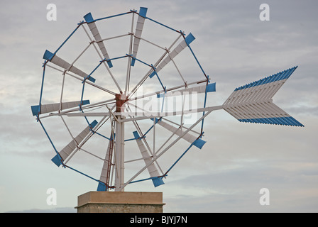 Il mulino a vento tipico delle Isole Baleari di fronte alla città vecchia di Ibiza, Ibiza, Spagna, in Europa il 5 novembre 2006. Foto Stock