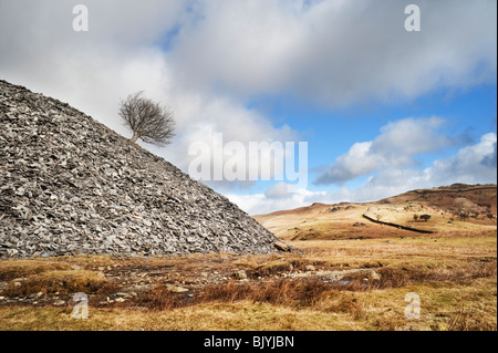 Dump miniera sul sentiero attraverso Torver comune elevata verso il vecchio di Coniston da Torver, Cumbria Foto Stock