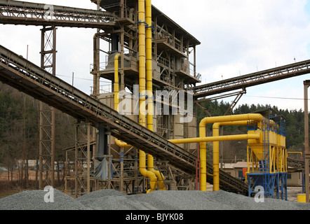 Cava di pietra con silos, nastri trasportatori e cumuli di pietre. Foto Stock