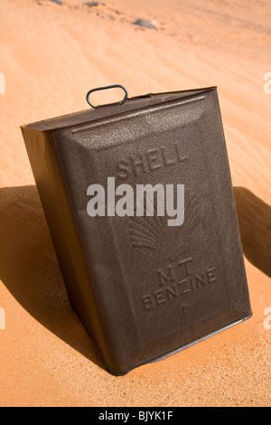 Arrugginendo metallo lattine di carburante con il logo della Shell left over di WW2 periodo abbandonato in Egitto e nel Deserto Occidentale, Sahara Foto Stock