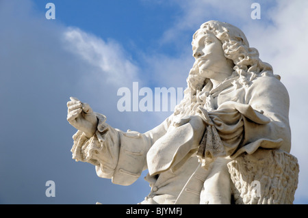 Statua del drammaturgo Freanch Molière (Giovanni battista Poquelin) nel giardino del castello di Chantilly, Francia. Foto Stock