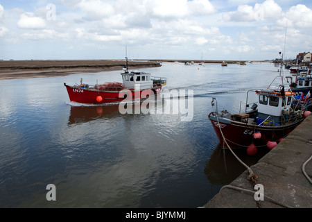 Barca da pesca di lasciare il porto Foto Stock