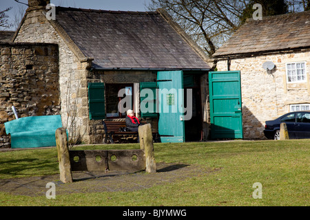 Centro informazioni turistiche e scorte di villaggio in villaggio di Eyam, Derbyshire, Peak District, Inghilterra, Regno Unito. Foto Stock