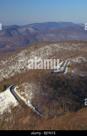 Appalachian Trail, sul piccolo uomo sassosi di montagna, guardando Skyline Drive, Parco Nazionale di Shenandoah, Virginia, Stati Uniti d'America Foto Stock