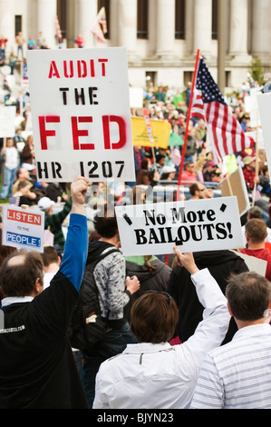 Un gruppo di persone che mostrano segni e bandierine americane ad un Tea Party Rally in Olympia, Washington, Stati Uniti d'America. Foto Stock