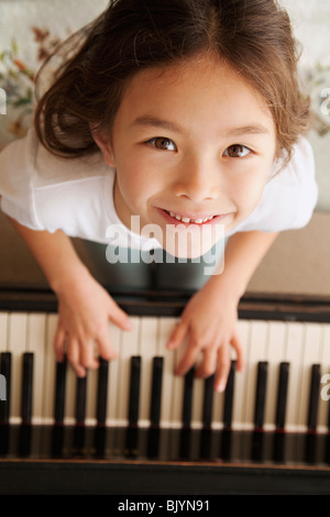 Razza mista ragazza suonare il pianoforte Foto Stock