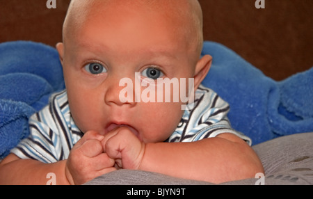 Questa foto è un bellissimo bi-razziale (African American e caucasica), dagli occhi blu, infantile baby boy. Ha 4 mesi di età. Foto Stock