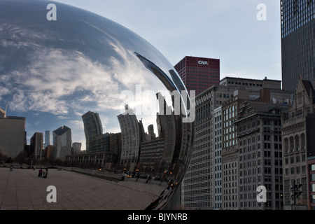 Edifici su Michigan Avenue si riflette nel Cloud Gate statua su AT&T plaza, Chicago Foto Stock
