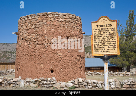 La adobe torreon si erge come un resto della contea di Lincoln Guerra e Billy the Kid's regnare nel selvaggio west town di Lincoln, NM. Foto Stock