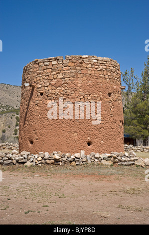 La adobe torreon si erge come un resto della contea di Lincoln Guerra e Billy the Kid's regnare nel selvaggio west town di Lincoln, NM. Foto Stock