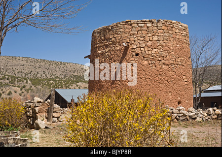 La adobe torreon si erge come un resto della contea di Lincoln Guerra e Billy the Kid's regnare nel selvaggio west town di Lincoln, NM. Foto Stock